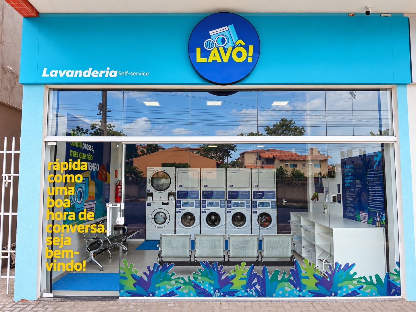 Fachada de uma loja Lavô! com as máquinas de lavar à vista